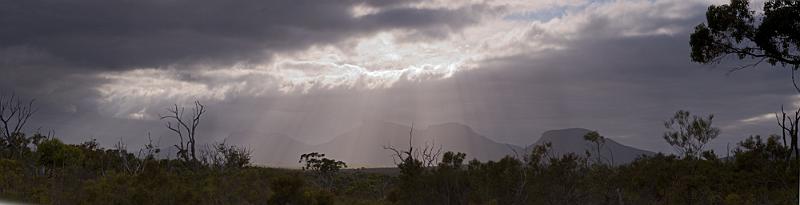 _MG_7240panmw.jpg - Sunrays over the Sirling Ranges, South West WA