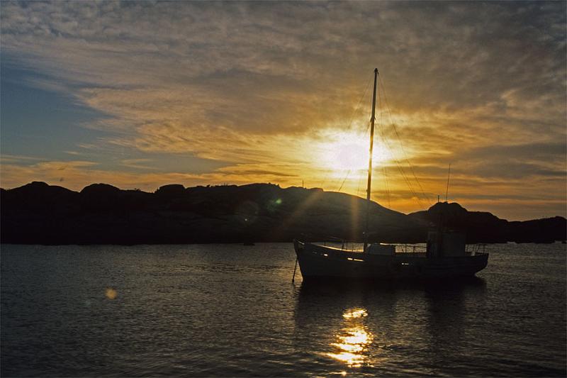 LS74mw.jpg - Fishing Boat at Sunrise - Bicheno