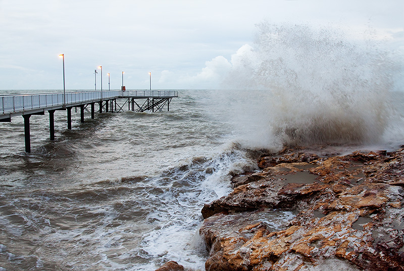 _MG_4394mw.jpg - Pounding waves - Nightcliff Jetty