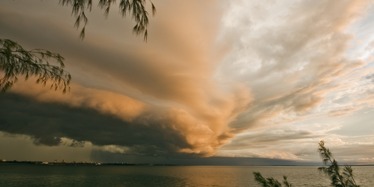 W339mw.jpg - Sunset Storm Front over Darwin City